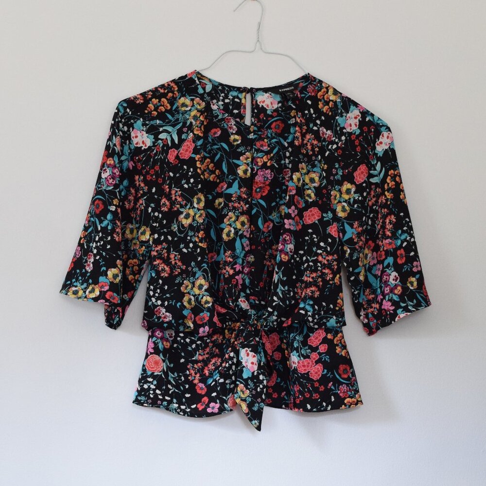 EXPRESS Black Colorful Floral Print Keyhole Cutout Flowy Crop Top | Size XS